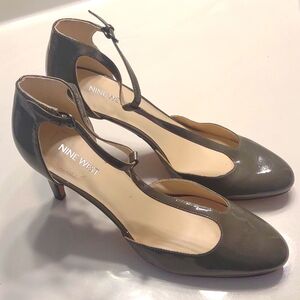 Nine West Halinan Gray Patent Leather T Strap Heels Sz 9.5 Ankle Strap